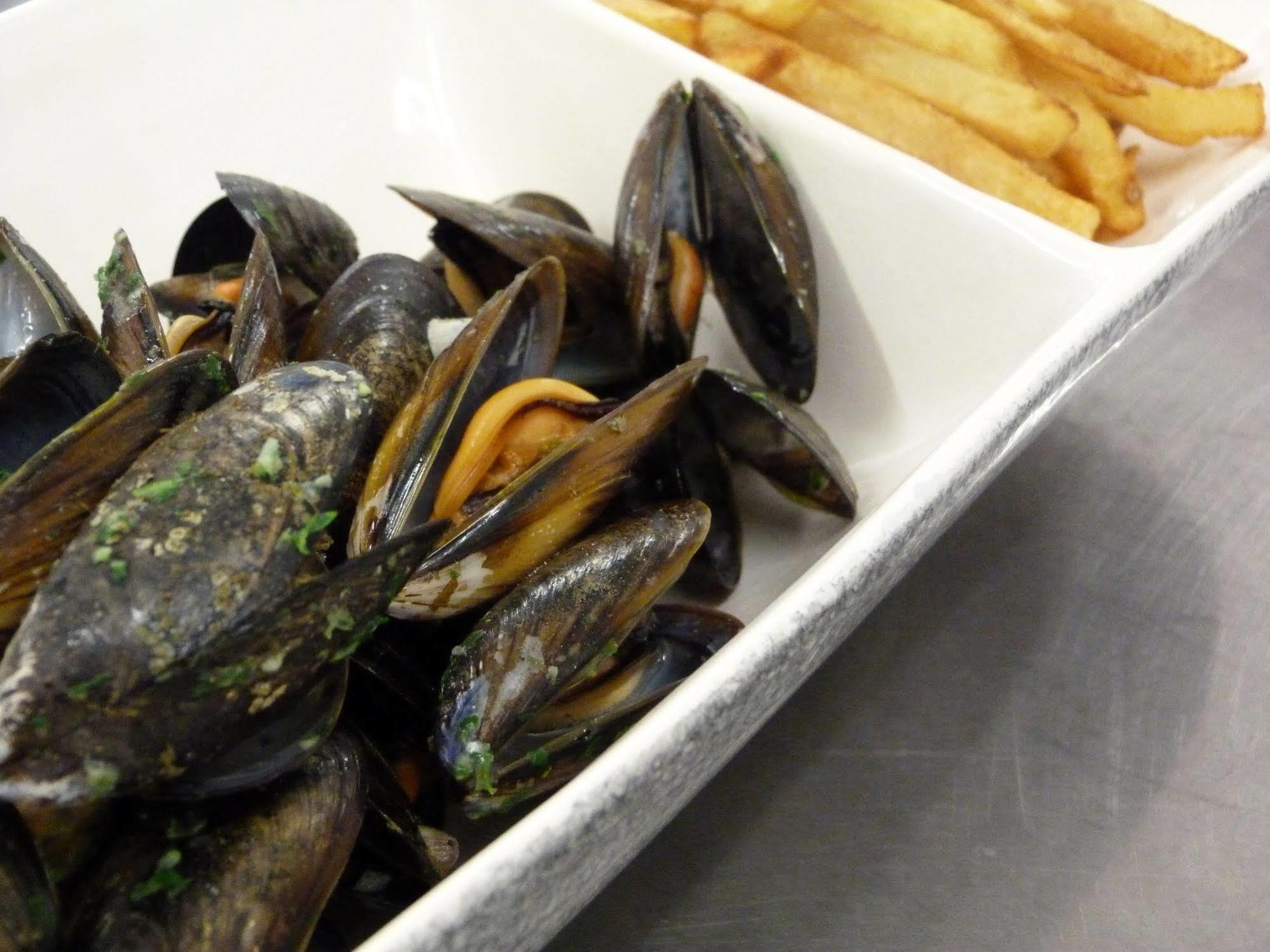Logis Hotel- Hotel Restaurant Le Rialto Le Sequestre ภายนอก รูปภาพ