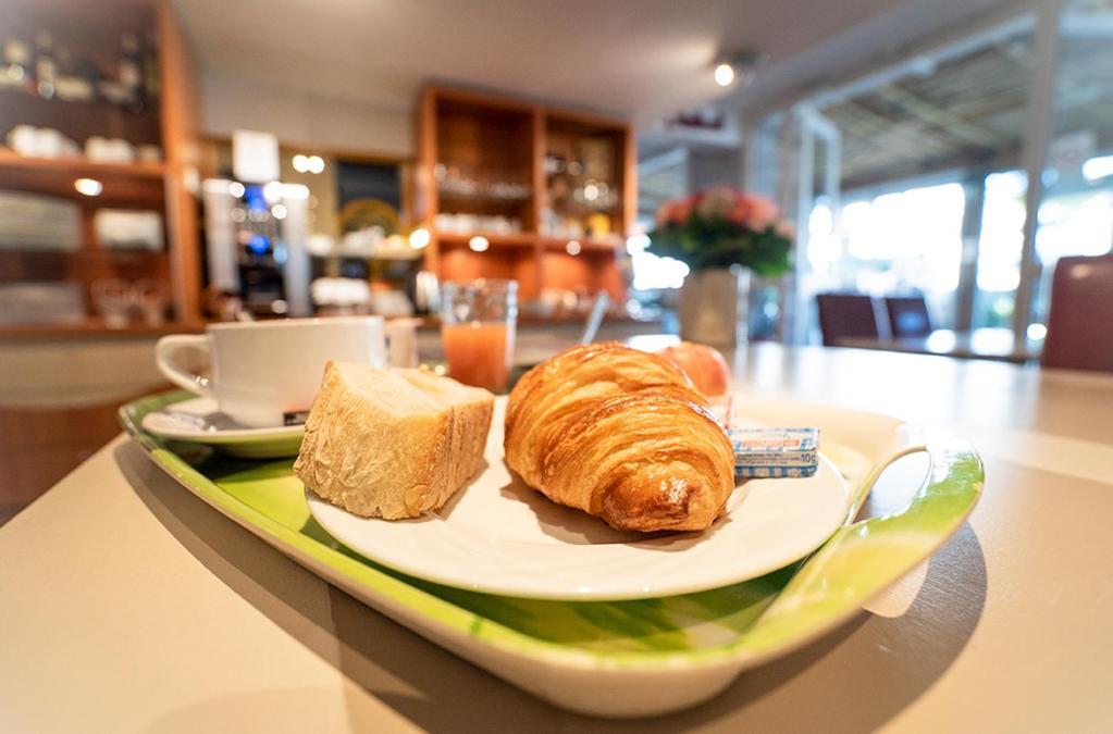 Logis Hotel- Hotel Restaurant Le Rialto Le Sequestre ภายนอก รูปภาพ